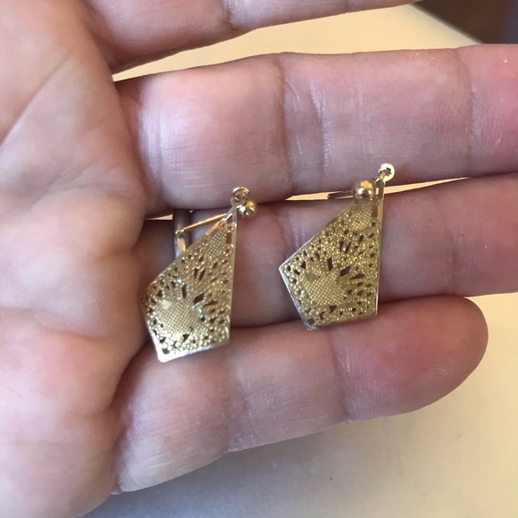 Jewelry - 14K GOLD INTRICATELY CARVED EARRINGS.